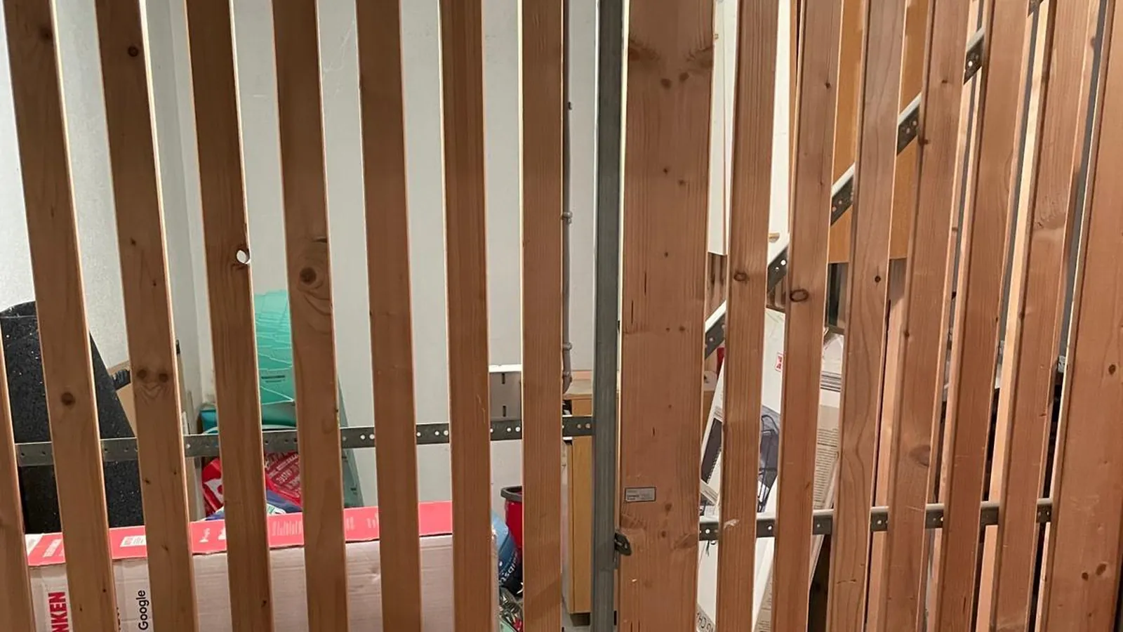 Rueckgebaute Trennwand waehrend der Entkernung